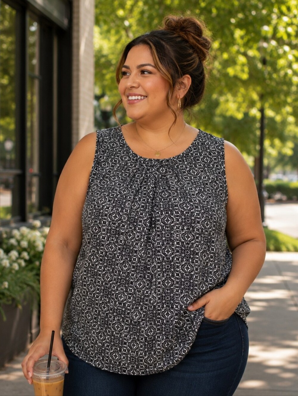 Worthington Black and White Geometric  Sleeveless Blouse. NWT